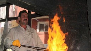 Ordu'da demir ustalarının zorlu mesaisi: Sıcaklığı bin 500 dereceye ulaşan ateş karşısında oruç