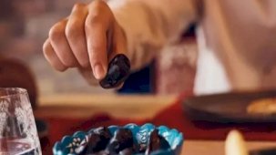 ORUÇ NİYETİ NASIL EDİLİR? Niyet etmeden oruç tutulur mu? Niyet ederken ne denir?