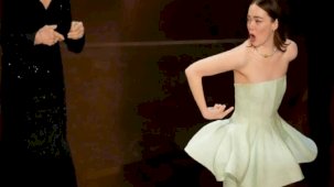 Oscar'da En İyi Kadın Ödülü Emma Stone'a gitti! Sahneye çıktığı anda elbisesi yırtıldı