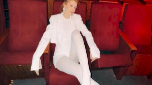 Oyuncu Serra Arıtürk'ün gala tarzı! Şort-ceket kombiniyle dikkat çekti