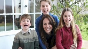 Prenses Kate Middleton, fotoğraftaki oynama işlemlerini kendisinin yaptığını belirterek özür diledi