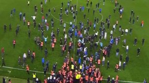 Trabzonspor-Fenerbahçe maçının sonunda taraftarlar sahaya girdi