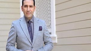 Türk akademisyen ve hafız, Kur'an-ı Kerim'i baştan sona okuyarak 14 dildeki mealiyle yayımlıyor