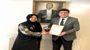 Türk Kızılayı İstanbul Vali Yardımcısına Altın Madalya Takdim Etti