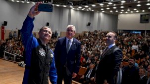 Türkiye'nin ilk astronotu Alper Gezeravcı, Ege Üniversitesi'nde gençlerle buluştu