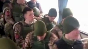 Ukrayna'da 18 yaş altı çocuklar askeri kamuflajla görüntülendi