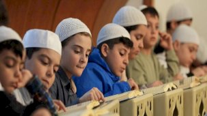 Üsküdar'da çocuklar, aileleriyle camide mukabeleye katılıyor