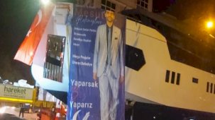 Yeniden Refah Partili aday, kamyona yüklenen lüks yatla seçim konvoyu düzenledi