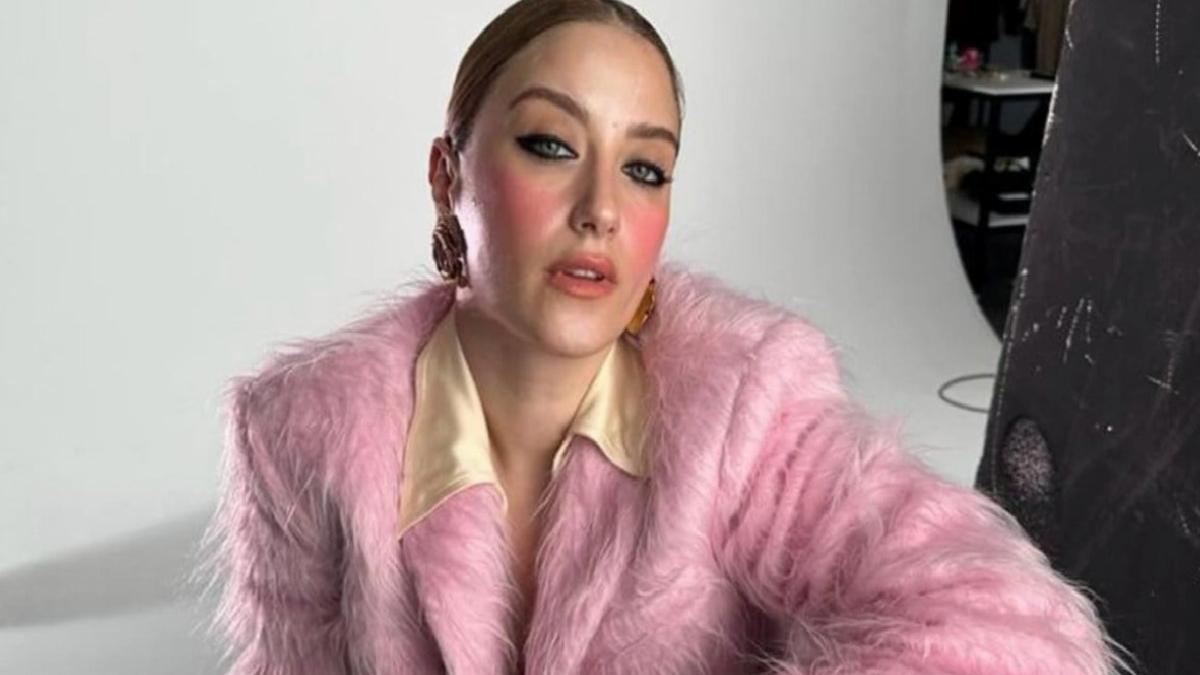 Oyuncu Hazal Kaya saçlarını kestirdi