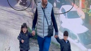3 ve 5 yaşındaki iki kardeş el frenini indirdi! Kayan araç önce arabaya, sonra trafiğe karıştı