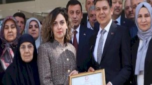 Bahçeli'nin tebrik ettiği Söğüt Belediye Başkanı mazbatasını aldı