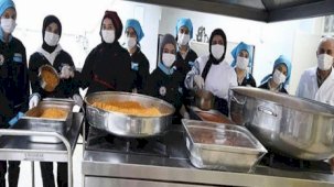 Elazığ'da anaokulu öğrencilerinin yemeğini kız meslek liseliler yapıyor