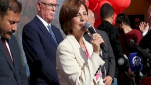 Eskişehir’in ilk kadın başkanı Ayşe Ünlüce mazbatasını alarak görevine başladı