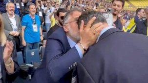 Fenerbahçe taraftarı, Ali Koç'u alnından öptü