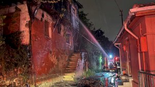 İzmit'te iki katlı metruk ev alev alev yandı