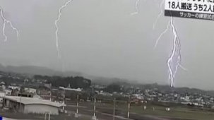 Japonya'da futbol oynayan gençlerin üzerine yıldırım düştü