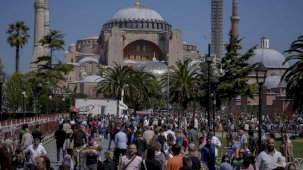 Kalabalıktan camilere girilemedi! Bayramda İstanbul'a gelenler tarihi yarımadada gezdi