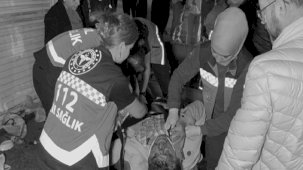 Kamyonetle otomobil çarpıştı! Kanlar içinde kalan adam yakınlarını aradı