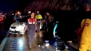 Otomobil, kaza yapan araca çarptı: 2 ölü 7 yaralı