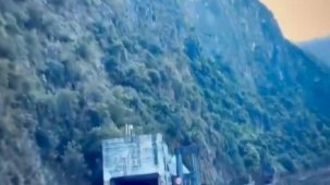 Tayvan'daki depremde dağ yolunda kurtuluş anı