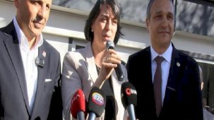 Üsküdar Belediye Başkanı Sinem Dedetaş mazbatasını alarak göreve başladı