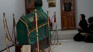 Yer: Bursa! Evin içinde bulunan türbeye akın akın geliyorlar