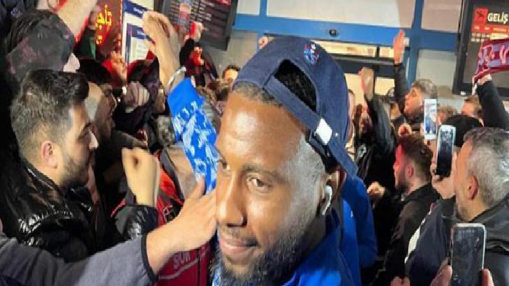 Taraftardan gece yarısı Trabzonspor'a coşkulu karşılama