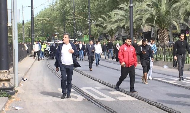 Tramvay arızalandı, yolcular raylarda yürüdü