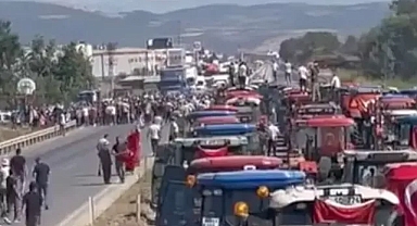 Domates Üreticilerinden Eylem! Çiftçiler Traktörleriyle Bursa-İzmir Yolunu Trafiğe Kapattı