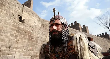 Kayseri'de Alp Kıyafetiyle Dolaşan İnşaat Şantiye Şefi Dikkat Çekiyor