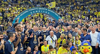 Fenerbahçe Beko 2025'te Tarih Yazdı: Üç Kupa ile Sezonun Mutlak Hakimi Oldu