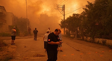 İzmir'de Orman Yangını Sürüyor: Evler Yandı, Bölgede Tahliyeler Başladı