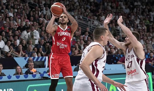 12 Dev Adam, Letonya'yı 20 sayı farkla geçti: EuroBasket'e tarihi başlangıç