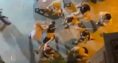 Taksim'de şok saldırı! 8 trans, bir kişiyi sopalarla darp etti