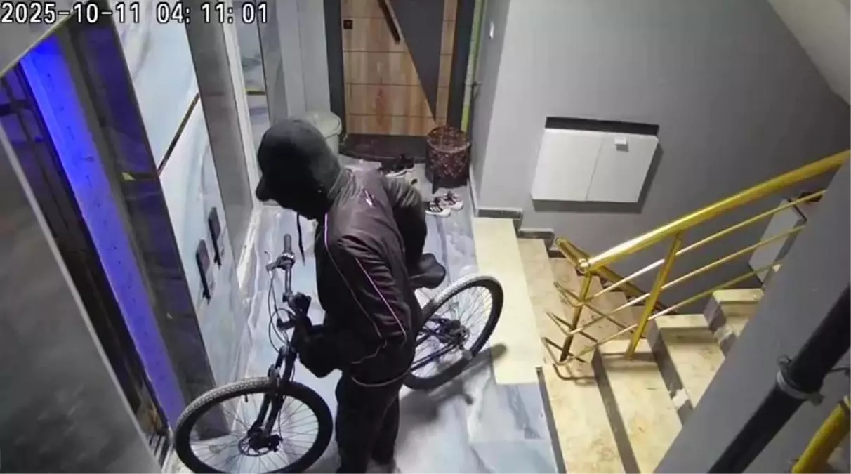 Adana'da Maskeli Hırsız Bisiklet Çaldı
