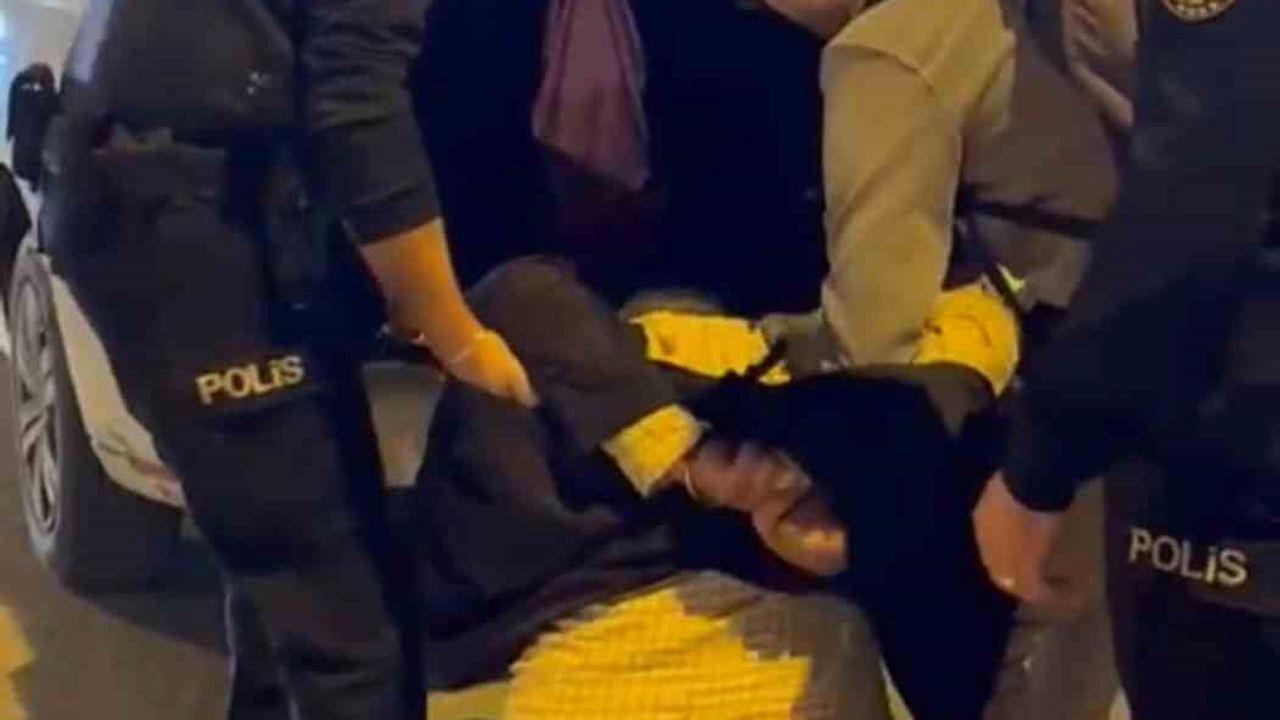 Agresif tavırları nedeniyle kendisine müdahale etmek isteyen polislere saldırdı