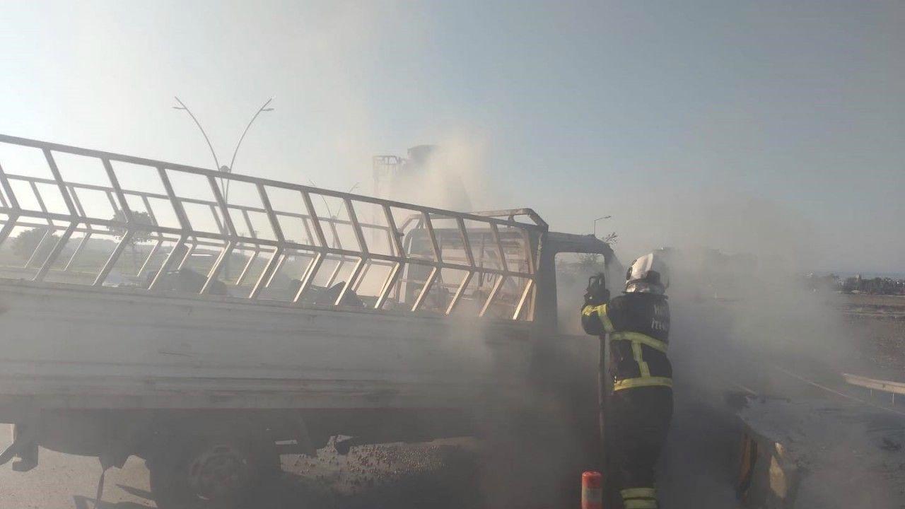 Bariyerlere çarpan pikap alev alev yandı