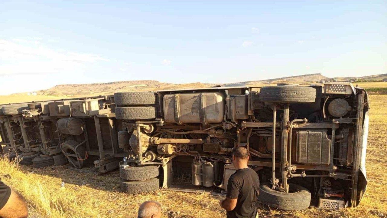 Batman’da saman yüklü tır yan yattı: 1 yaralı