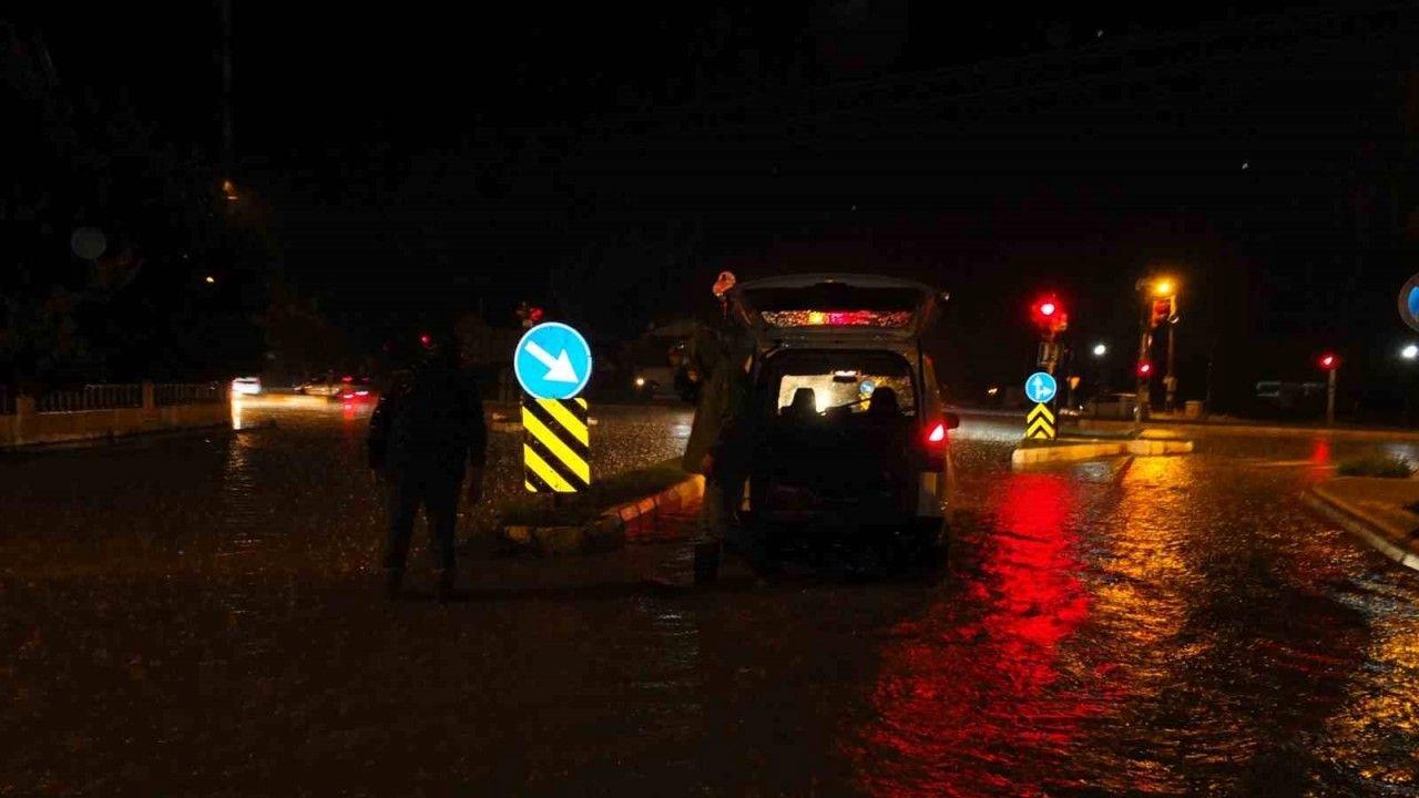 Burhaniye’de sağanak yağış yolları göle çevirdi