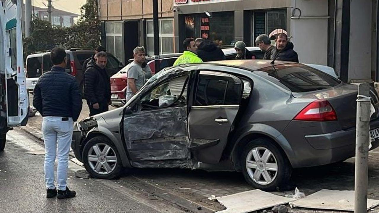 Bursa'da beton direğe çarpan otomobil sürücüsü yaralandı