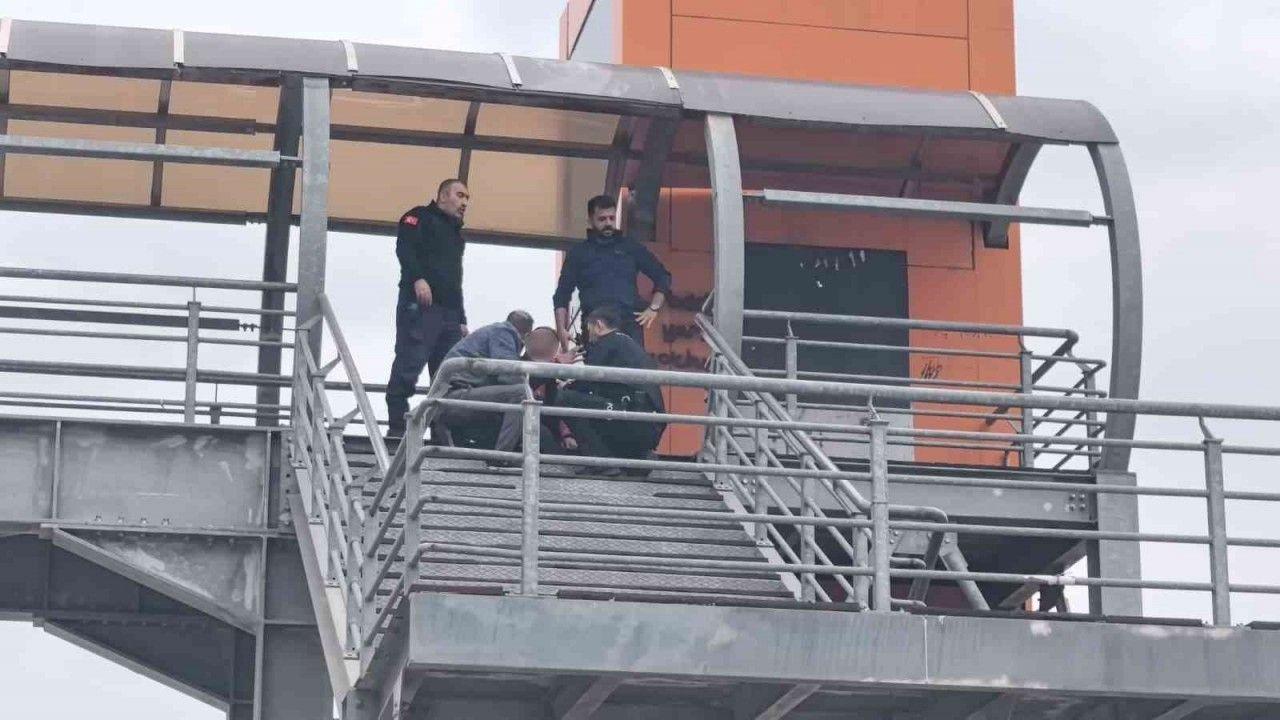 Bursa'da eşinin ayrılmak istemesi üzerine üst geçide çıktı