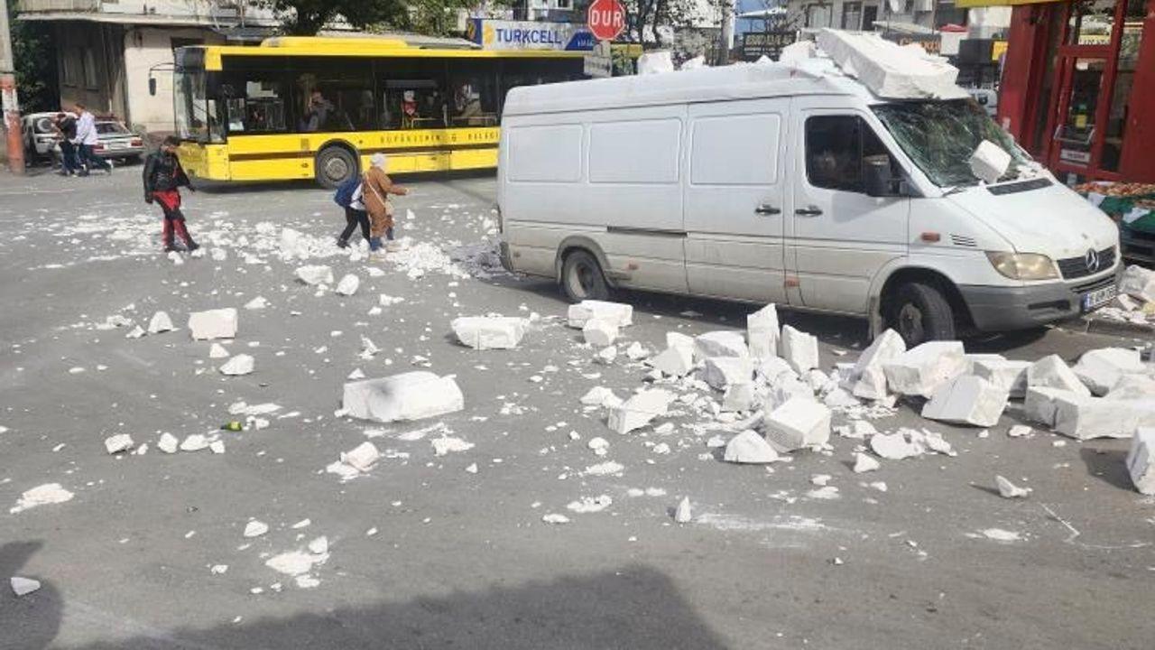 Bursa’da fırtına ağaçları devirdi, çatıları uçurdu