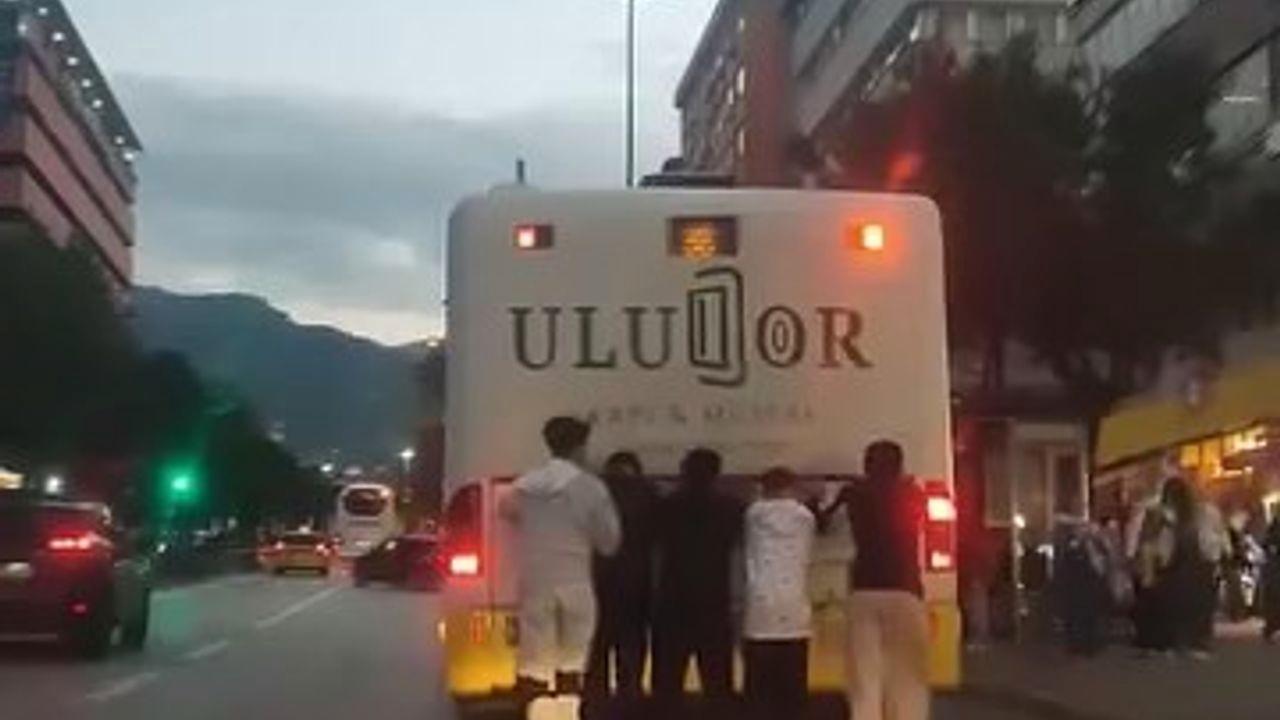 Bursa'da gençler, kazaya davetiye çıkardı