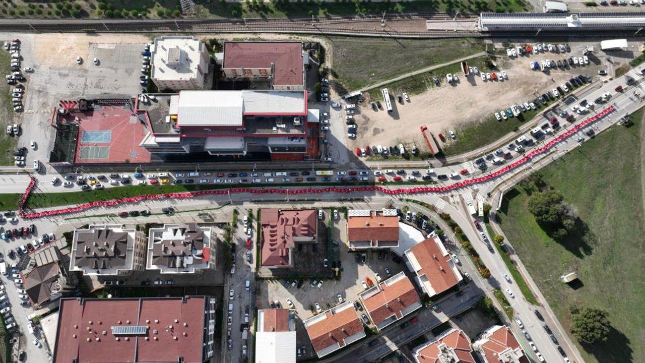 Bursa'da iki ayrı bulvarı Türk Bayrağı ile birleştirdiler
