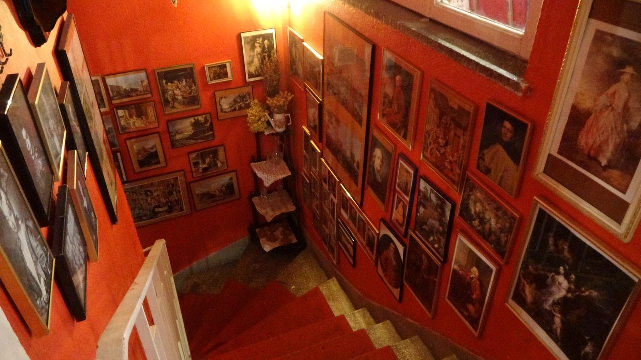 Bursa'da kolilerde bekleyen eşyalarla müze gibi kafe kurdu