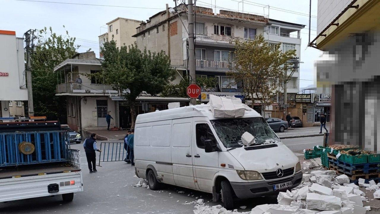 Bursa’da lodos: Otomobilin üzerine ağaç devrildi, o anlar kameraya yansıdı