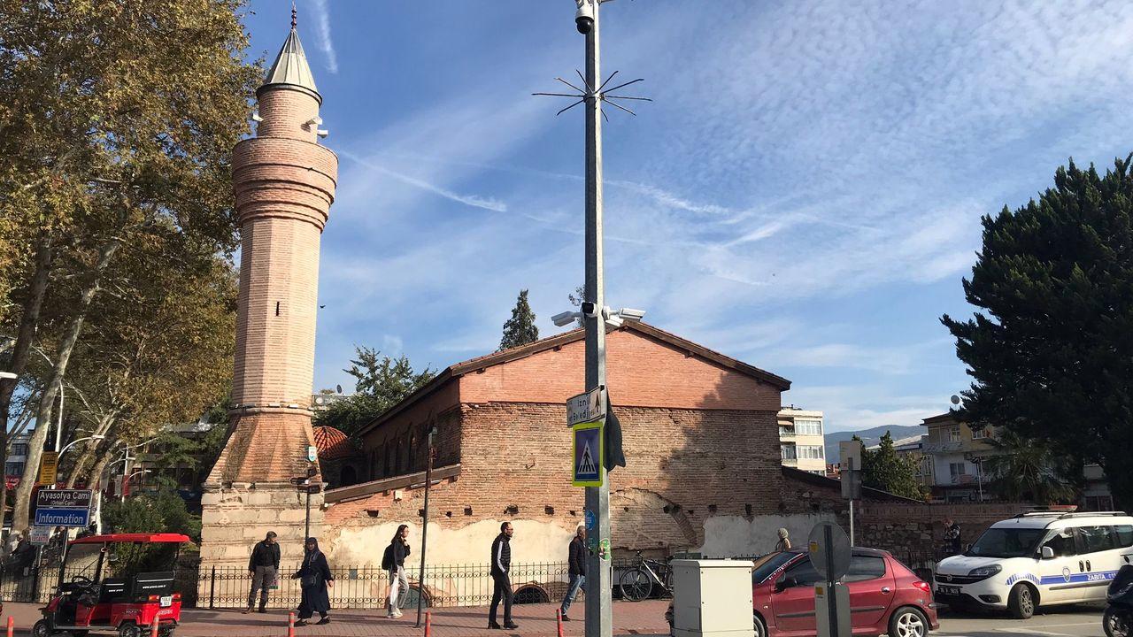 Bursa'da tepki çeken restorasyon: 602 yıllık minare ayakta, 18 yıllık minare çürüyor