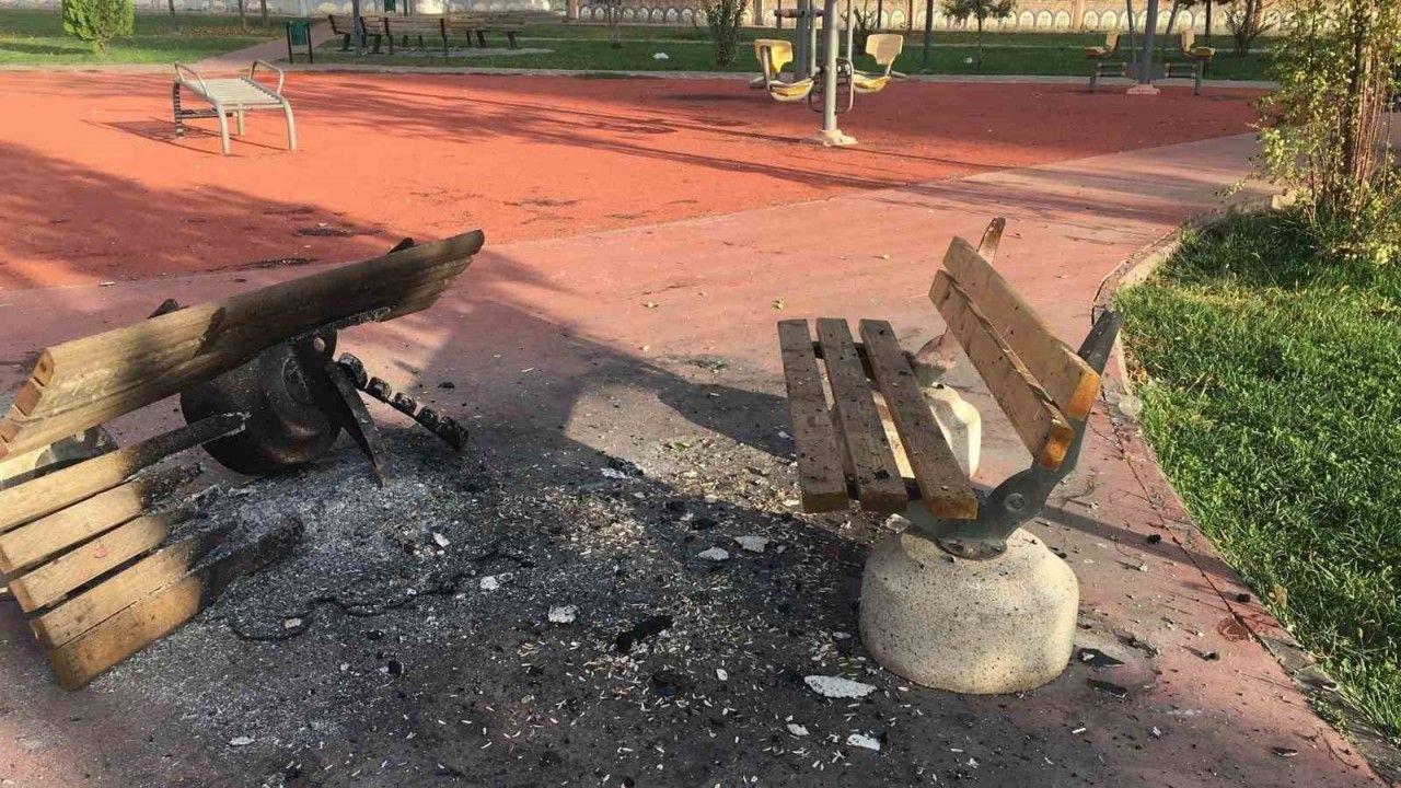 Diyarbakır’da bazı parklarda oturma bankları yakıldı