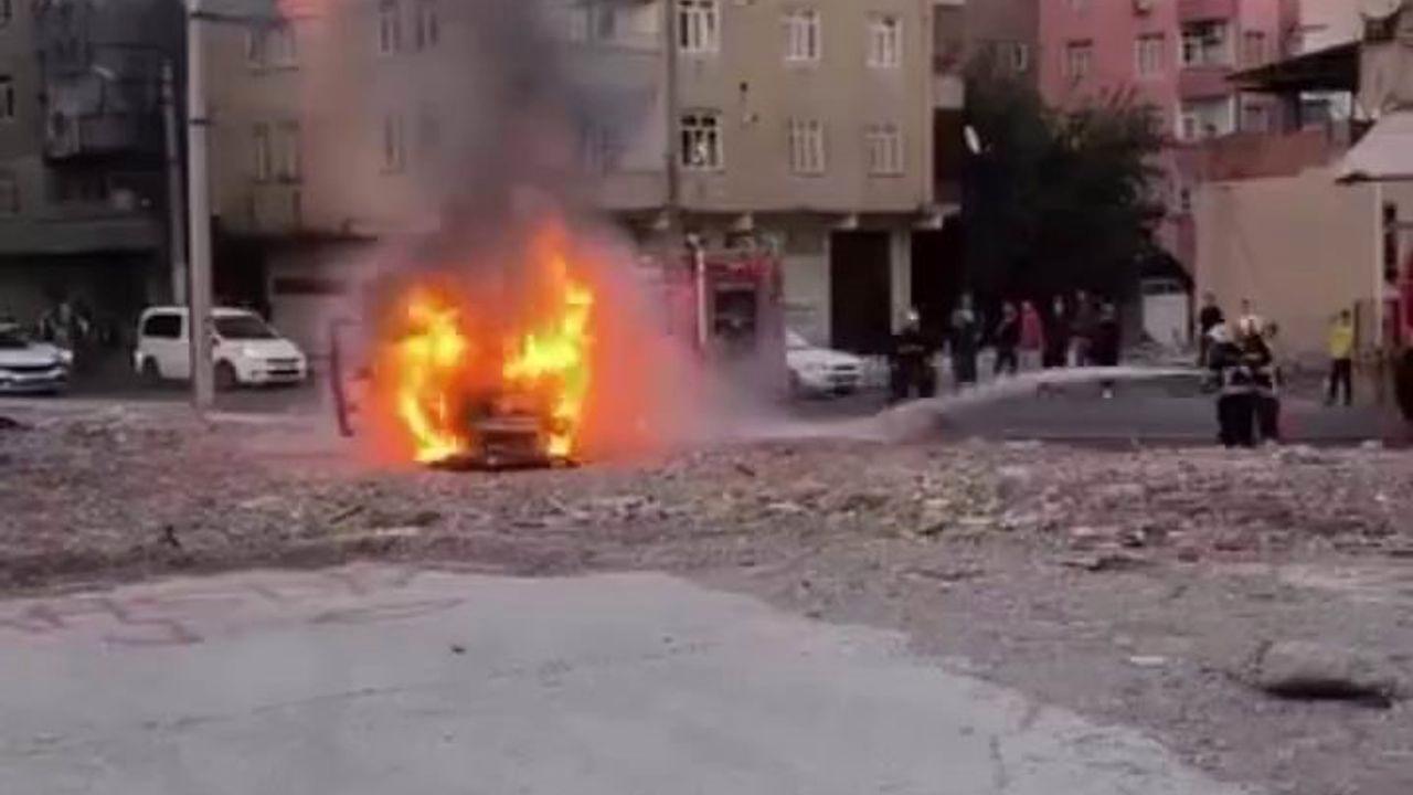 Diyarbakır’da seyir halindeki araç alev topuna döndü