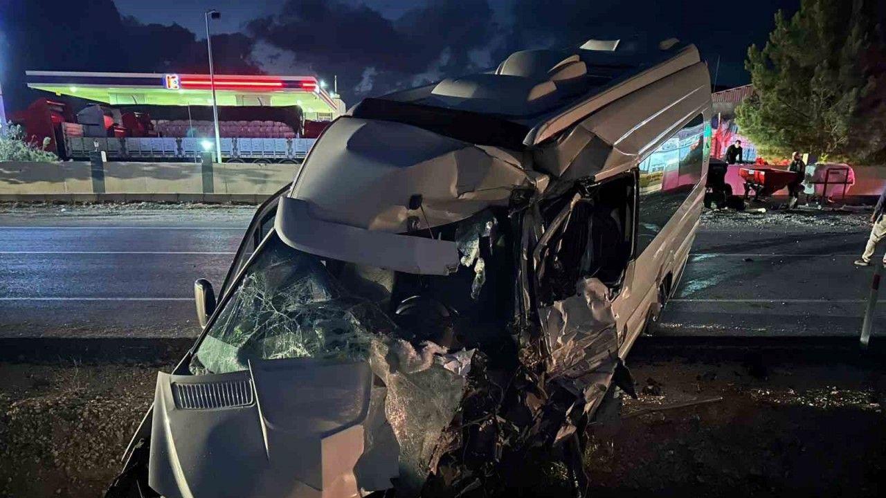 Diyarbakır’da yolcu minibüsü ile tanker çarpıştı: 1 yaralı